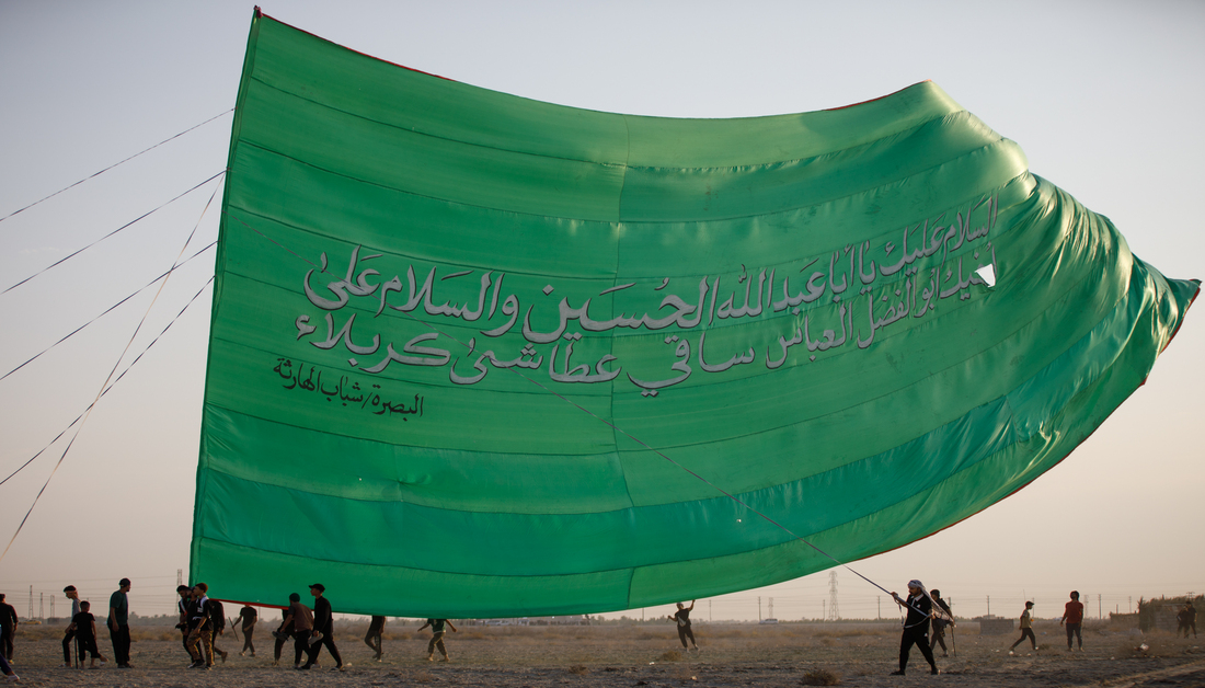 En images : Depuis les confins du sud jusqu'à la ville de Hussein (paix sur lui)... Des jeunes marchent à pied vers Karbala, portant l'étendard de la détermination.