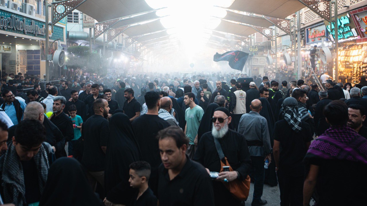 "En images : L'afflux des visiteurs continue de toutes parts vers les sanctuaires de l'imam Hussein (as), coïncidant avec la commémoration de l'Arbaïn."