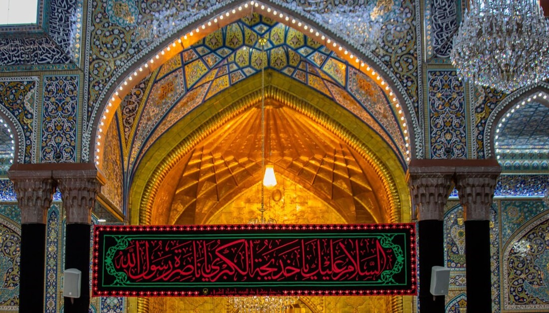 En images : Le Saint Sanctuaire de l’Imam Hussein commémore l’anniversaire du décès de Dame Khadija (as) en hissant les bannières noires et les banderoles de deuil
