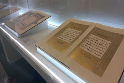 Présentation d'un manuscrit du Coran en 10 volumes au Festival des Émirats arabes unis.