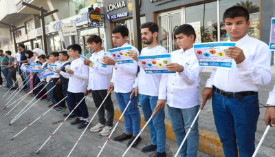 En images : À l'occasion de la Journée mondiale de la canne blanche, l'Institut Noor Al-Imam Al-Hussein (as) pour les aveugles et malvoyants, en collaboration avec la direction de la circulation de Karbala, organise un événement dans la rue des complexes.