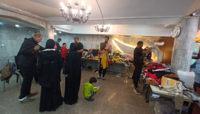 En soutien aux invités de l’Irak : la cellule de secours du sanctuaire sacrée de l’Imam Hussein distribue des vêtements d’hiver aux familles libanaises.