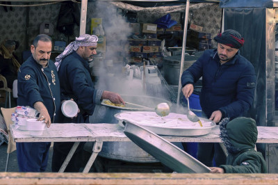 Suriye'de hizmet veren Misafirhane, bu yıl Hz. Zeyneb'in (s.a) taziye yemeğini Kerbela'da sunuyor