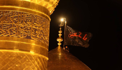 En images : au milieu des acclamations "Labbayka ya Hussein", la bannière noire du deuil s’élève au sommet du dôme du mausolée de l’Imam Hussein (p), annonçant l’arrivée de la saison du deuil.
