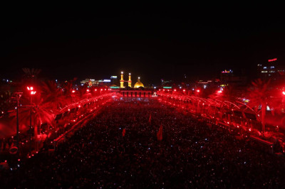 Hz. Hüseyin (a.s) Türbesi’nin avlusu sancak değişimi için gelen kalabalıkların “Lebbeyk Ya Huseyn” nidalarıyla yankılanıyor