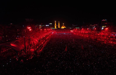 بعد استكمال مراسم رفع الراية السوداء في قبة مرقد الامام الحسين (عليه السلام).. الجموع المعزية تتوجه صوب مرقد ساقي عطاشا كربلاء ابي الفضل العباس (عليه السلام) للمشاركة بمراسم رفع راية الاحزان