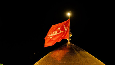 Marquant la fin de la saison du deuil… le drapeau noir du sanctuaire de l’imam Hussein (as) a été remplacé par le drapeau rouge
