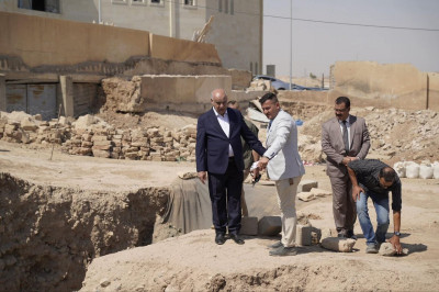 La découverte d’un taureau ailé ornant la façade du palais du roi assyrien Assarhaddon a eu lieu lors des fouilles conjointes de la mission irako-allemande sur le site de Tell Nabi Younes, à Mossoul