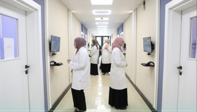Les étudiantes en pharmacie de l’Université Al-Zahraa passent l’examen OSCE pour renforcer leurs compétences cliniques