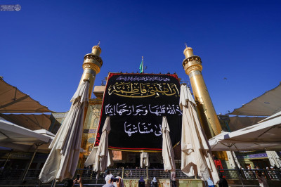 الصحن العلوي يتشح بالسواد حداداً على ذكرى استشهاد أم أبيها السيدة فاطمة الزهراء (عليها السلام)