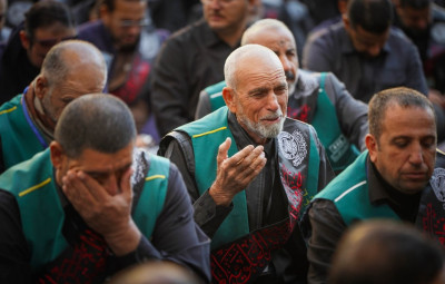 Necef’teki Hz. Ali (a.s) Türbesi’nin görevlileri ve hizmetkârları, Hz. Fatıma Zehrâ’nın (s.a) şehadeti için gözyaşı döktü