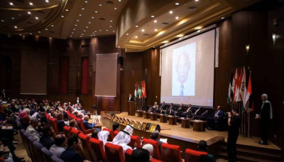 Le président du Conseil arabe des archéologues reçoit du Saint sanctuaire de l’Imam Hussein une encyclopédie sur les crimes de Daech et d’Al‑Qaïda en Irak