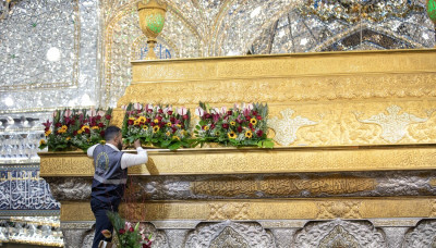En images… Des couronnes de fleurs ornent le sanctuaire de l’Imam Hussein (as), en célébration de l’anniversaire de la naissance de l’Imam Ali (as)