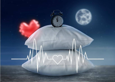 سماع نبض القلب في الأذن عند النوم: بين الحالة الطبيعية والإنذار الصحي