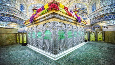 En images… Des couronnes de fleurs ornent le sanctuaire de l’Imam Hussein (que la paix soit sur lui), annonçant l’arrivée du mois de Cha‘bân