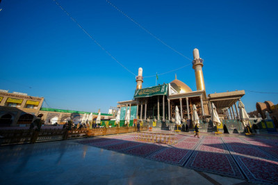 شذى الورود ينساب في رحاب العسكريّين، معانقًا الأرواح قبل الأنفاس، ومعلنًا ببهجةٍ خاشعة حلول ذكرى ولادة الأقمار المحمديّة