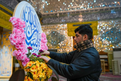 گل کی مہک روضۂ عسکریینؑ کے پاکیزہ آنگن میں اس طرح پھیل رہی ہے کہ سانسوں سے پہلے روحوں کو اپنی آغوش میں لے لیتی ہے، اور خوشی و سرور کے عالم میں اقمارِ محمدیؐ کی ولادتِ باسعادت کی نوید سناتی ہے