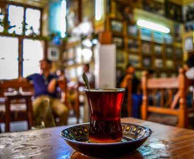 سيمفونية "الاستكان": سوسيولوجيا الشاي في العراق وعالمية "المعدّل"