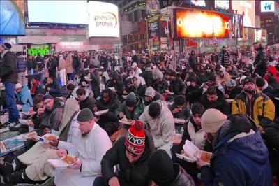 Hundreds gather for Ramadan iftar in New York’s Times Square