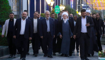 Voici une version abrégée en 15 mots exactement : En visite, Abdul-Mahdi Al-Karbala'i supervise la Cité moderne et insiste sur standards qualité