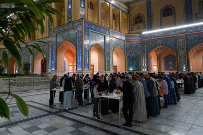 من فيض العطاء العلوي .. تجهيز سفرة إفطار زائري أمير المؤمنين (عليه السلام)