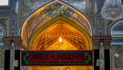 En images : Le Saint Sanctuaire de l’Imam Hussein commémore l’anniversaire du décès de Dame Khadija (as) en hissant les bannières noires et les banderoles de deuil