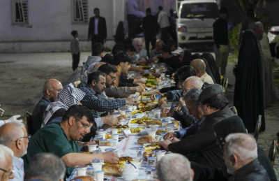 Necef’te huzurevindeki yaşlılara İmam Ali Türbesi’nden iftar sofrası