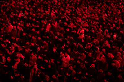 شبِ ضربتِ امام علیؑ کے موقع پر حرم میں موالیانِ اہلِ بیتؑ غم و اندوہ اور آہوں و سسکیوں کے ساتھ پرسہ پیش کر رہے ہیں