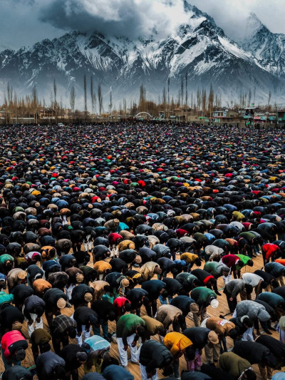 پاکستان: مرکزی امامیہ عیدگاہ سکردو، بلتستان میں جمعۃ الوداع کا عظیم الشان اجتماع، ہزاروں مؤمنین کی شرکت۔