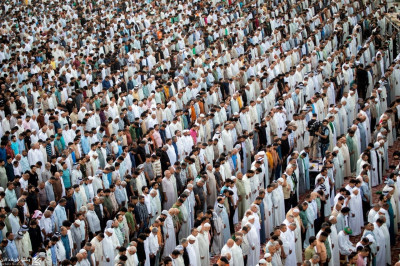 بالصور .. صلاة عيد الفطر المبارك في منطقة ما بين الحرمين الشريفين في كربلاء المقدسة