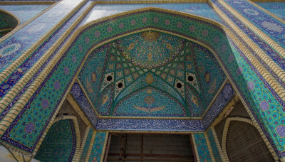 En images : le département des projets d’extension du sanctuaire de l’Imam Hussein poursuit les travaux du projet de la cour d’al-Aqila (as)