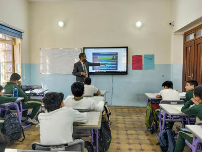 مركز الارشاد الاسري في بغداد يطلق برامج ارشادية في عدد من المدارس للتعريف بمخاطر الابتزاز الالكتروني .