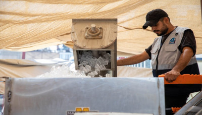 120 tonnes de blocs de glace : le département de maintenance du SSIH approvisionne les mawākib et les visiteurs