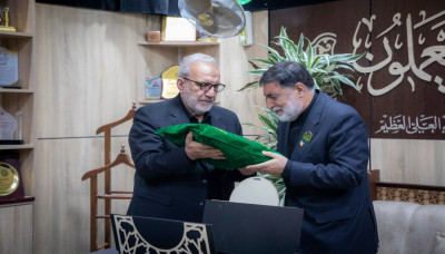 Hz. Hüseyin (a.s) Türbesi’nden İran Başkonsolosu’na anlamlı hediye: Kubbe sancağı takdim edildi