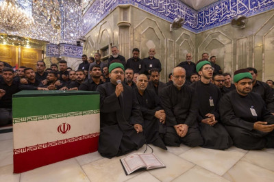 Şehit Devrim Lideri ile ailesinin naaşları, Hz. Abbas (a.s.) Türbesi'nin avlusuna getirildi