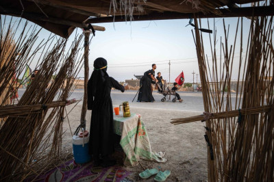 Sur le chemin du pèlerinage de l’Arbaïn, au milieu des tentes des pèlerins, une petite fille se tient, tenant avec innocence et générosité un verre d’eau, accueillant les visiteurs de l’Imam Hussein (as)