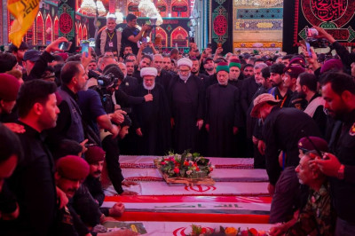 İmam Hüseyin'in (a.s) Türbesinde şehitler için cenaze namazı kılındı