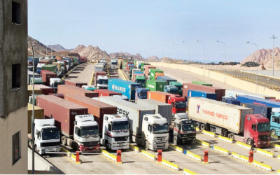 رئيس الوزراء وجّه بتأهيل المنافذ واستحداث طرق جديدة لتسهيل دخول البضائع